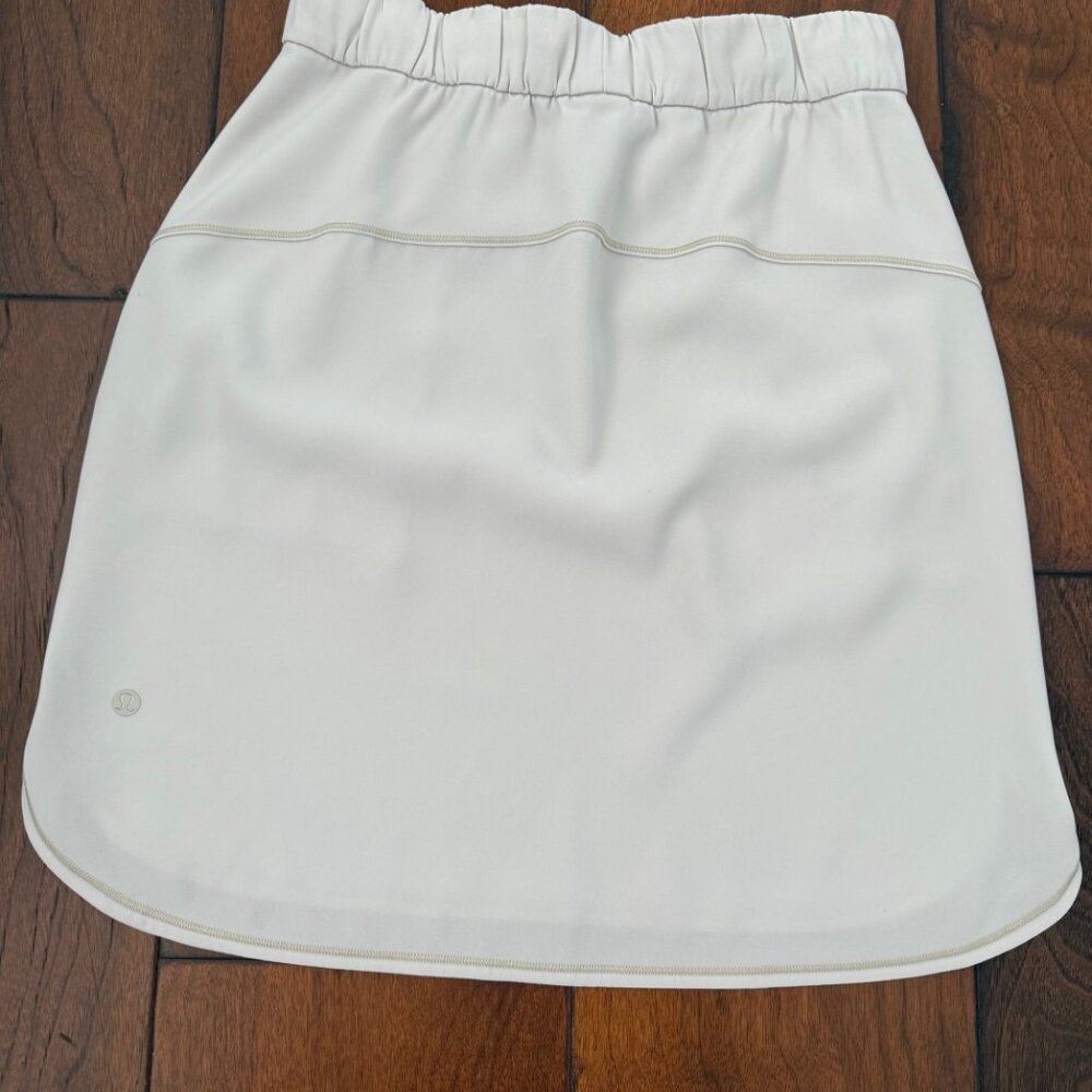 NWOT Lululemon On the Fly Woven Skirt Silverstone Size 6 - Picture 4 of 6